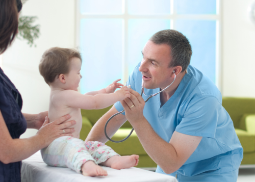 docteur examine bébé pour diagnostic