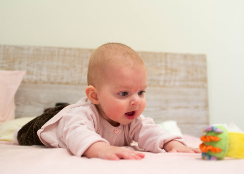 jouets pour aider bébé à se retourner